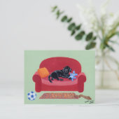 Schwarzes Labrador auf dem rosa Sofa Postkarte (Stehend Vorderseite)
