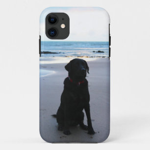 Schwarzes Labrador auf einem Strand Case-Mate iPhone Hülle