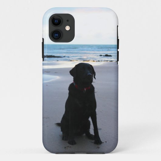Schwarzes Labrador auf einem Strand Case-Mate iPhone Hülle (Rückseite)