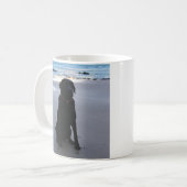Schwarzes Labrador auf einem Strand Kaffeetasse (Vorderseite Links)
