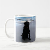 Schwarzes Labrador auf einem Strand Kaffeetasse (Links)