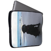 Schwarzes Labrador auf einem Strand Laptopschutzhülle (Vorne Rechts)