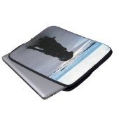 Schwarzes Labrador auf einem Strand Laptopschutzhülle (Vorne Knopf)