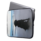 Schwarzes Labrador auf einem Strand Laptopschutzhülle (Vorderseite Links)