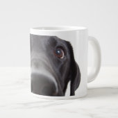 Schwarzes Labrador Closeup-Portrait Jumbo-Tasse (Vorderseite Rechts)