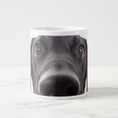 Schwarzes Labrador Closeup-Portrait Jumbo-Tasse (Vorderseite)