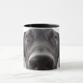 Schwarzes Labrador Closeup-Portrait Tasse (Zentrum)