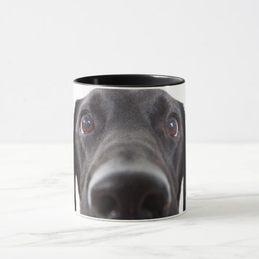 Schwarzes Labrador Closeup-Portrait Tasse (Zentrum)