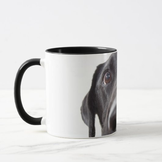 Schwarzes Labrador Closeup-Portrait Tasse (Links)