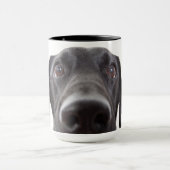 Schwarzes Labrador Closeup-Portrait Tasse (Zentrum)