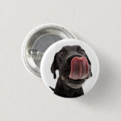 Schwarzes Labrador, das seine Nase leckt Button (Vorne & Hinten)