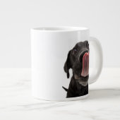 Schwarzes Labrador, das seine Nase leckt Jumbo-Tasse (Vorderseite Rechts)