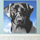 Schwarzes Labrador gegen den blauen Himmel Leinwanddruck (Insitu (Holzboden))
