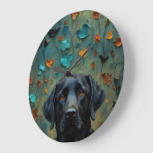 Schwarzes Labrador in Blätter Große Wanduhr (Winkel)