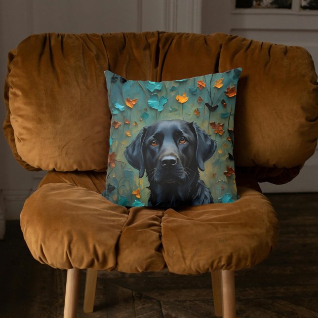 Schwarzes Labrador in Blätter Kissen (Black Labrador in Leaves Throw Pillow by Ricaso. Dog artwork on a cozy home pillow, ideal gift idea)