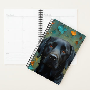 Schwarzes Labrador in Blätter Planer