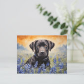 Schwarzes Labrador in Bluebonnets Postkarte (Stehend Vorderseite)