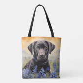 Schwarzes Labrador in Bluebonnets Tasche (Rückseite)