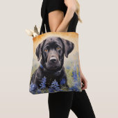 Schwarzes Labrador in Bluebonnets Tasche (Von Nahem)