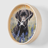 Schwarzes Labrador in Bluebonnets Uhr (Winkel)