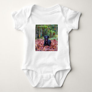 Schwarzes Labrador in Herbstlauben Baby Strampler