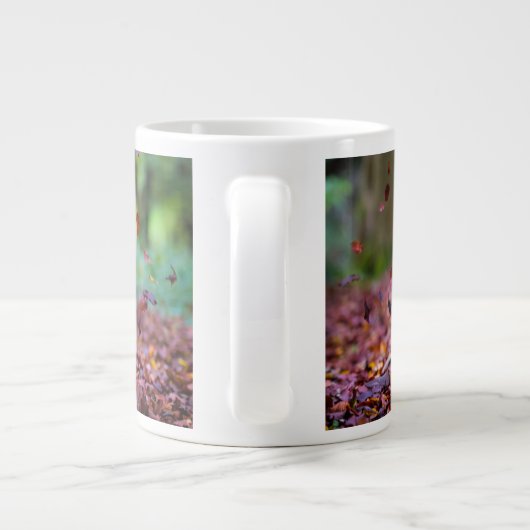 Schwarzes Labrador in Herbstlauben Jumbo-Tasse (Rückseite)