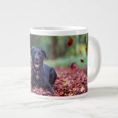 Schwarzes Labrador in Herbstlauben Jumbo-Tasse (Vorderseite Rechts)