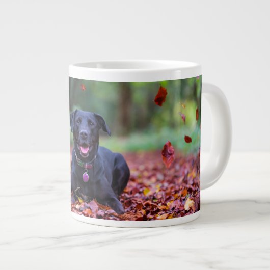 Schwarzes Labrador in Herbstlauben Jumbo-Tasse (Vorderseite Rechts)
