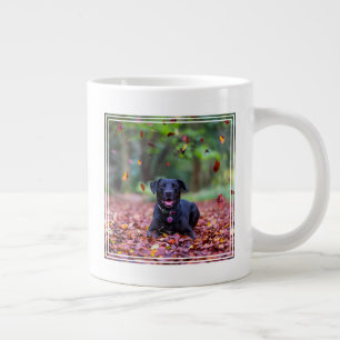 Schwarzes Labrador in Herbstlauben Jumbo-Tasse
