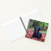 Schwarzes Labrador in Herbstlauben Notizblock (Innenseite)
