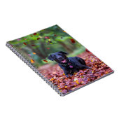 Schwarzes Labrador in Herbstlauben Notizblock (Rechte Seite)