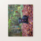 Schwarzes Labrador in Herbstlauben Puzzle (Vertikal)