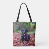 Schwarzes Labrador in Herbstlauben Tasche (Rückseite)