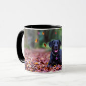 Schwarzes Labrador in Herbstlauben Tasse (Vorderseite Links)