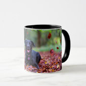 Schwarzes Labrador in Herbstlauben Tasse (VorderseiteRechts)