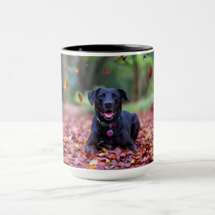 Schwarzes Labrador in Herbstlauben Tasse