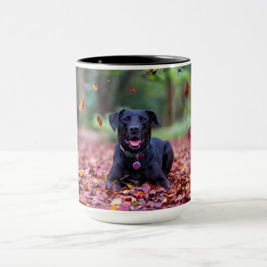 Schwarzes Labrador in Herbstlauben Tasse (Zentrum)