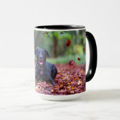 Schwarzes Labrador in Herbstlauben Tasse (VorderseiteRechts)