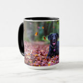 Schwarzes Labrador in Herbstlauben Tasse (Vorderseite Links)