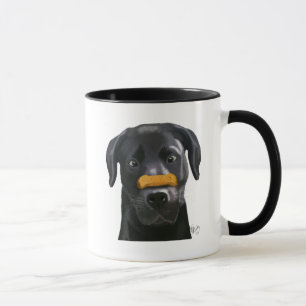 Schwarzes Labrador mit dem Knochen auf Nase Tasse