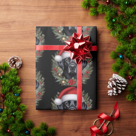 Schwarzes Labrador mit festlicher Weihnachtsmannmü Geschenkpapier (Feiertagsgeschenk)