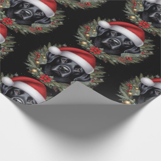 Schwarzes Labrador mit festlicher Weihnachtsmannmü Geschenkpapier (Ecke)