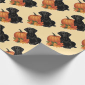 Schwarzes Labrador mit Herbstblättern und Pumpkin Geschenkpapier (Ecke)