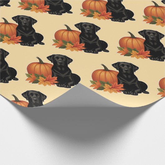 Schwarzes Labrador mit Herbstblättern und Pumpkin Geschenkpapier (Ecke)