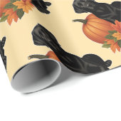 Schwarzes Labrador mit Herbstblättern und Pumpkin Geschenkpapier (Rolleneckpunkt)