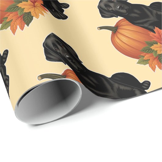 Schwarzes Labrador mit Herbstblättern und Pumpkin Geschenkpapier (Rolleneckpunkt)