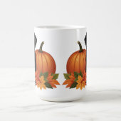 Schwarzes Labrador mit Herbstblättern und Pumpkin Kaffeetasse (Mittel)