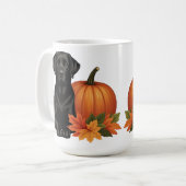 Schwarzes Labrador mit Herbstblättern und Pumpkin Kaffeetasse (Vorderseite Links)