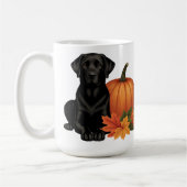Schwarzes Labrador mit Herbstblättern und Pumpkin Kaffeetasse (Links)