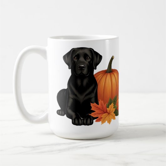 Schwarzes Labrador mit Herbstblättern und Pumpkin Kaffeetasse (Links)